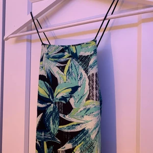 Klänning från boohoo - Den slutar ungefär över knät, fint skick och korsad i ryggen