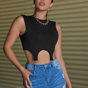 Svart tröja med hängsel  - Säljer denna tröja som använd en gång och inget mer men är sjukt snygg🖤