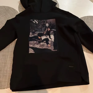 Limitato hoodie helt ny storlek M - Limiterat tryck på en hoodie i storlek M av Limitato! Grymt snygg och eftertraktad! Endast testad och säljer pga att den är för stor! Nypris 3600 men säljes för endast 1500!