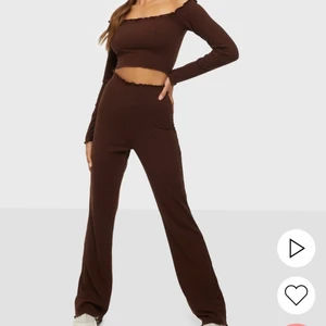 Mysset i storlek S - Ett superskönt sett från Nelly i storlek S som är stretchigt så passsr även en M, perfekt för hemma kvällar eller ute på stan 🥰