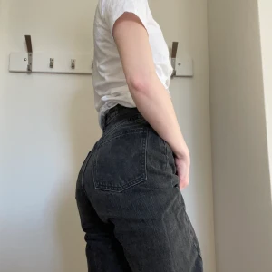 Weekday MEG jeans - MEG jeans från weekday😊 dom har blivit förstora tyvärr. Modellen är mom jeans, dom är högmidjade och straightleg. Jag är 167 och dom går ner till vristerna precis.