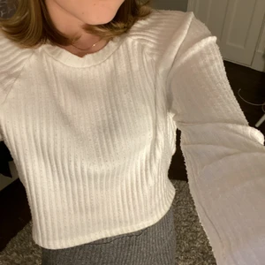 Gina tricot tröja - Detta är en vit fina tröja från Gina tricot. Lite nopprig men inget farligt. Väl använd men har mycket kvar.