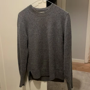 Grå Kashmirtröja  - Grå tröja i 100% Kashmir från hm. Extremt bra skick, som ny. Säljer eftersom jag har en likadan av annat märke. I storlek XS men passar mig som har S perfekt 
