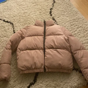 h&m jacka  - använder max 4 gång ,helt ny och inte skadad ,ha köp det för 5 månad sen ,kan sälja för 80+frakt . skriva till mig om du intresse ! jacka ha köpt för 400kr 