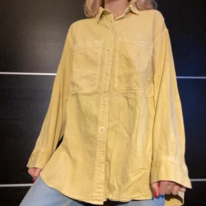 Skjorta - Oversized. Cool lite ”urtvättad” gul färg. Lite missfärgad vid kragen, men inget man ser tydligt. Det är vid nacken. Stor i storleken skulle säga att denna sitter mer som en M än XS