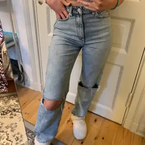 Säljer dessa Carin Wester jeans med hål i knäna som inte längre kommer till användning. Jag själv är 162 cm lång och storlek 36 passar perfekt! Jag  står för fraktkostnaden vid köp. Skriv till mig om du undrar något! 