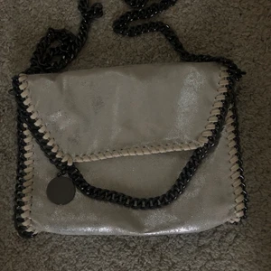 Stella McCartney-liknande väska - Säljer min superfina gråa/champagnefärgade Stella McCartney liknande väska! Bara använd 1 gång. Det finns två små fack inuti och ett med dragkedja, bara att skriva privat vid frågor💗