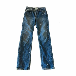 Jeans med stenar på - Unika jeans med silvriga ”stenar” på. Knappt använda. Obs det är bara stenar på framsidan. Baksidan är tom. Innerbenslängd: 80cm. De är från pull and bear 🌟