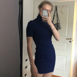 Klänning - Mörkblå klänning från ASOS. Den har polokrage. Tyget är jätteskönt och Manchester aktigt. Har samma klänning i ljusblått om någon är intresserad. Båda är använda ett fåtal gånger. Möts gärna upp i Malmö eller så står köparen för frakt.