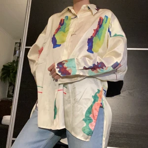 Skjorta - Lite genomskinlig. Aldrig använd