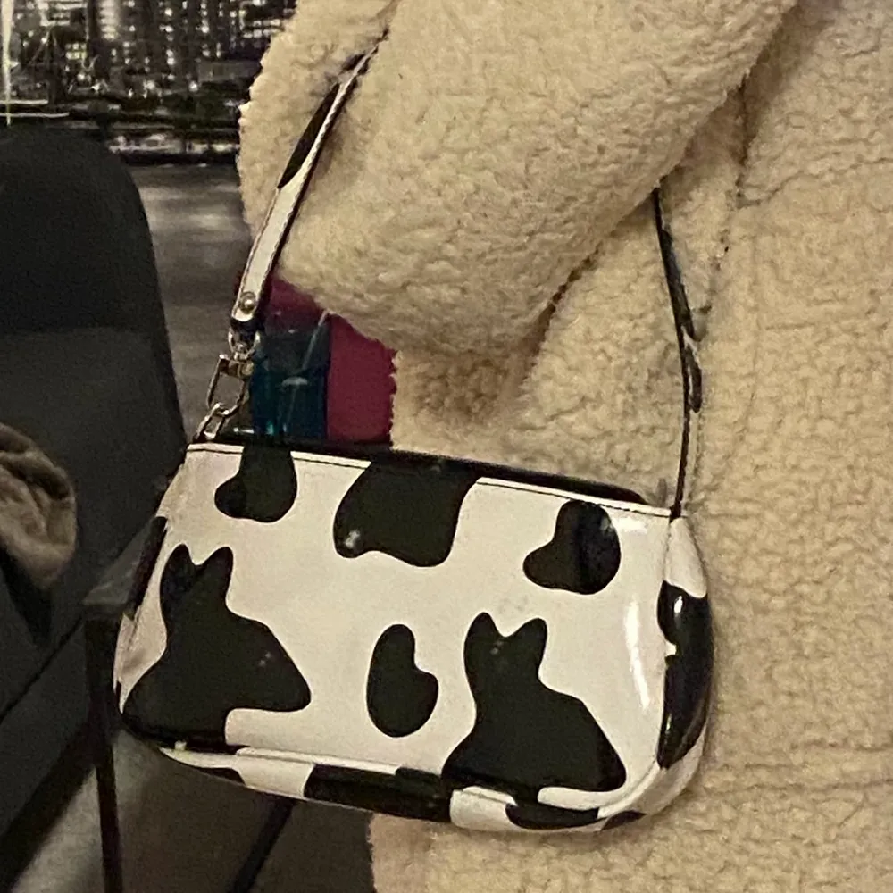 Cow print baguette väska, använt få gånger, jätte fin och jätte bra! Kommer tyvärr inte till någon användning längre:). Väskor.