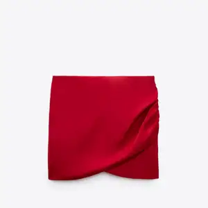 Säljer denna röda kjol från Zara. Aldrig använd med prislapp kvar! Jag brukar ha 38 i jeans och denna var för liten på mig! Köpt för 300kr