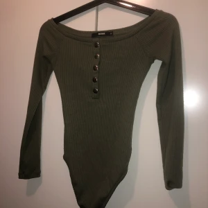 Superfin body i grön!  - Hej! Säljer min nästintill oanvända body från bikbok, super skön på och sitter jätte bra. Fint skick. Köparen står för frakt 💚💚💚