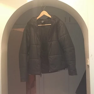 Nike jacka - Svart Nike täckjacka. Märket på bröstet har ramlat av. 