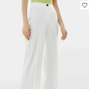 Bershka - Lånad bild från zalando! Men säljer dem populära kostymbyxorna från bershka som tyvärr inte passade mig, men supersköna verkligen och snygga! Passar på en 38a!