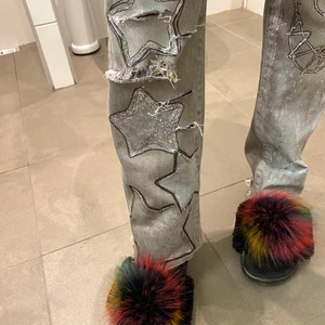 Egengjorda jeans - JAG BETALAR FRAKTEN 🚚  dessa jeans har jag fixat själv! Ja e xs och d för stora för mig! För låg midja och mer baggy passform som på bilden skulle ja säga att S hade varit bra! SISTA BILDEN är tagen med blixt! ⚡️ 