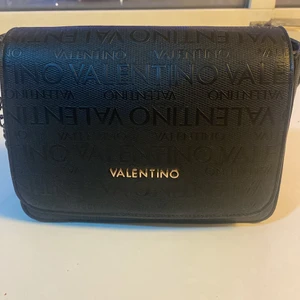 Valentino väska  - Knappt använd, nypris 1199kr