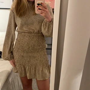 Klänning - Superfin klänning i storlek XS. Säljer på grund av att jag inte fått användning för den🤍🤍