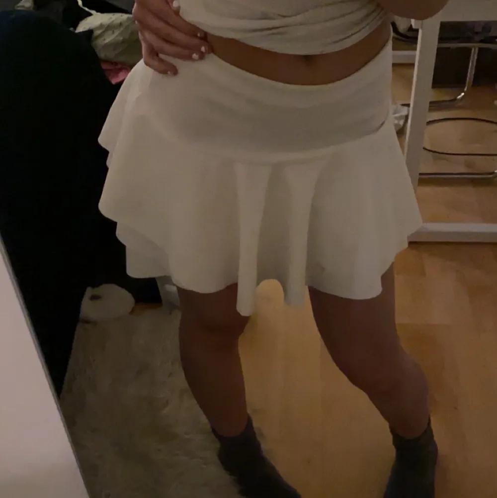 Säljer denna fina vita kjol från Nelly! Den har inbyggda shorts som inte syns fram eller bak . Kjolar.