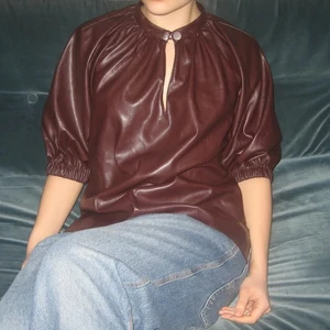 Skinn blus ZARA - Vinröd blus i skinnimitation från Zara, slutsåld. Endast använd 2ggr. Strl 34 men passar mig som är strl 40