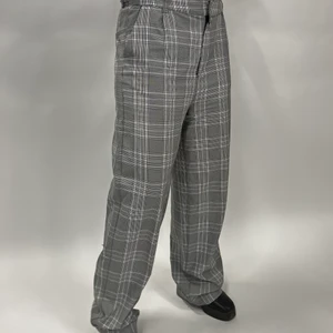 Kostymbyxor rutiga  - Kostymbyxor rutiga från Madlady. Justerbar midja med knappar.  Storlek M. Modellen är 157 cm. Passar folk som är 175 också 