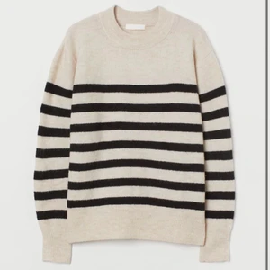 Randig tröja - Säljer denna jätte fina stickade tröjan, använd enbart en gång i jätte bra skick💕köparen står för frakten