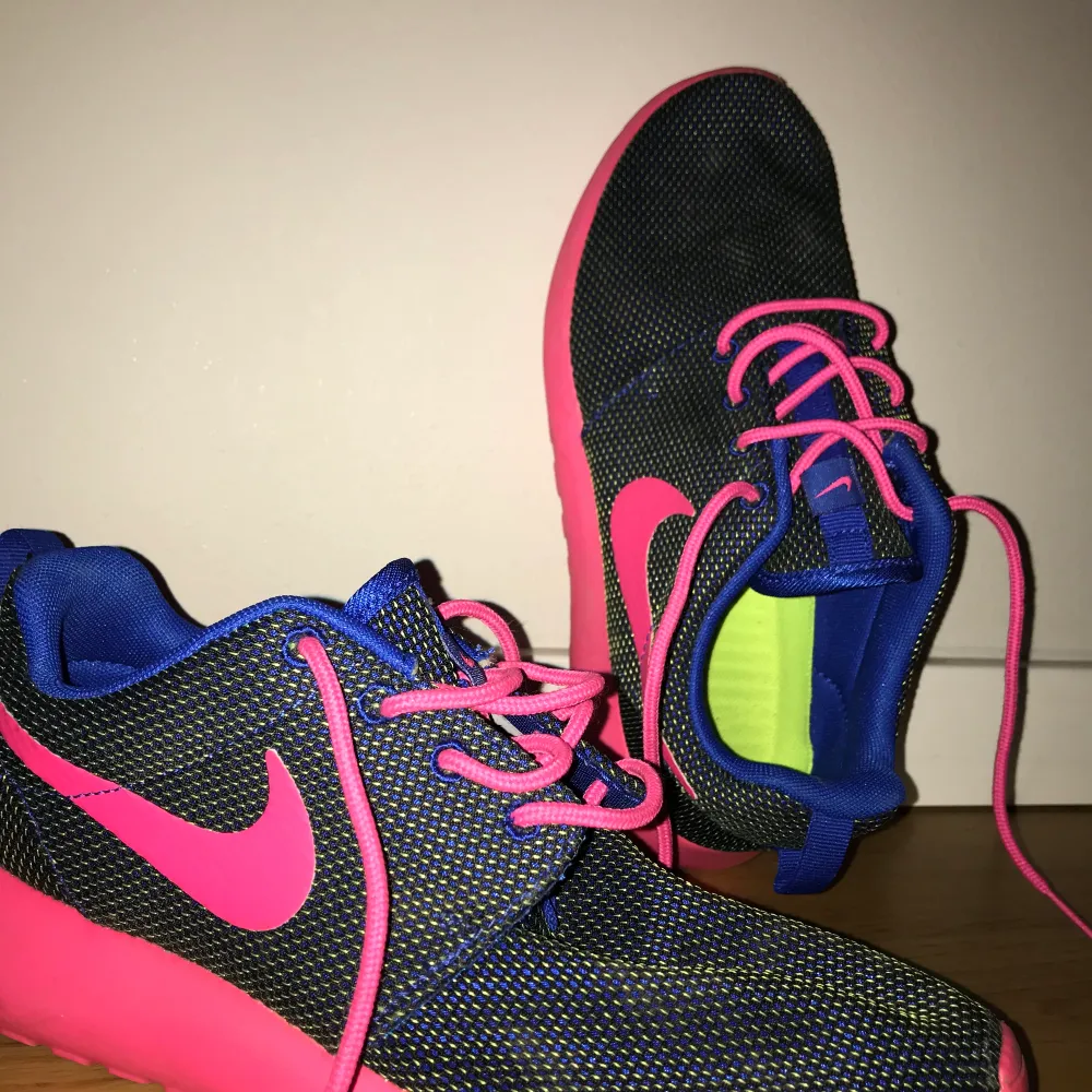 Multicolored Nike skor. Använda ett få tal gånger väldigt bekväma.  Skorma är i Storlek 37,5  men har vanligtvis 38 och de sitter bra . . Skor.
