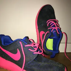 Multicolored Nike skor. Använda ett få tal gånger väldigt bekväma.  Skorma är i Storlek 37,5  men har vanligtvis 38 och de sitter bra . 
