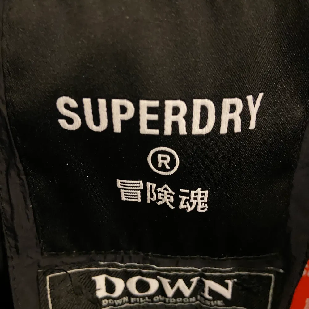 Helt ny jacka ifrån Superdry. Lätt dunjacka i storlek: Large. Lite mindre i storleken så passar även en Medium. Lätt åtsittande modell. Säljes helt NY! Ej använd. Nypris: 1799:- säljes för 50%. Rekommenderas att skicka med spårbar frakt , men köparen får givetvis bestämma valfritt fraktalternativ. Kommer att skicka konfirmationer när plaggen är skickade och följa upp under leveransen tills varan är framme. Har ni några frågor är det bara att kontakta mig.. Jackor.