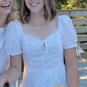 Studentklänning  - Säljer min studentklänning som jag gillade så mycket! Storlek S men skulle säga att den sitter som en XS och lite insydd typ under armarna så passar nån med mindre bröst. Jag är 170 och på gränsen till för kort för mig.