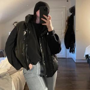 LÄDERVÄST - läderväst från zara. storlek L. 299 kr med spårbar frakt inkluderat.