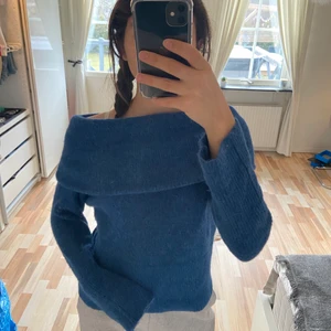 Carin Wester stickad tröja  - Säljer denna snygga blåa stickade tröjan från Carin Wester. Använt ett fåtal gånger och är i ett väldigt bra skick. Den är lite stickig men om du är känslig för sånt så rekommenderar jag och inte köpa. Annars ha ett linne under så hjälper det väldigt mycket. Pris kan diskuteras och ifall det är fler som är intresserade så blir det budgivning. 
