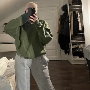 GRÖN SWEATSHIRT - grön sweatshirt från collusion, asos. storlek M. 166 kr eller 199 kr beroende på vikt, spårbar frakt inkluderat.