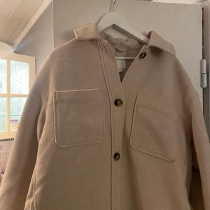 Jacka/kappa - Storlek M. Nypris 400kr men säljes för 300kr. Endast använd en gång. Köparen stör för frakten 