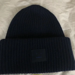 Acne mössa🤩🤩 - Säljer nu min super snygga mörkblåa acne mössa just för att den inte kommer till anständig och har redan en annan! Den som en ny och inga skador (landade bilder) skriv till mig om du vill ha egna bilder❤️🤩 köparen står för frakten 