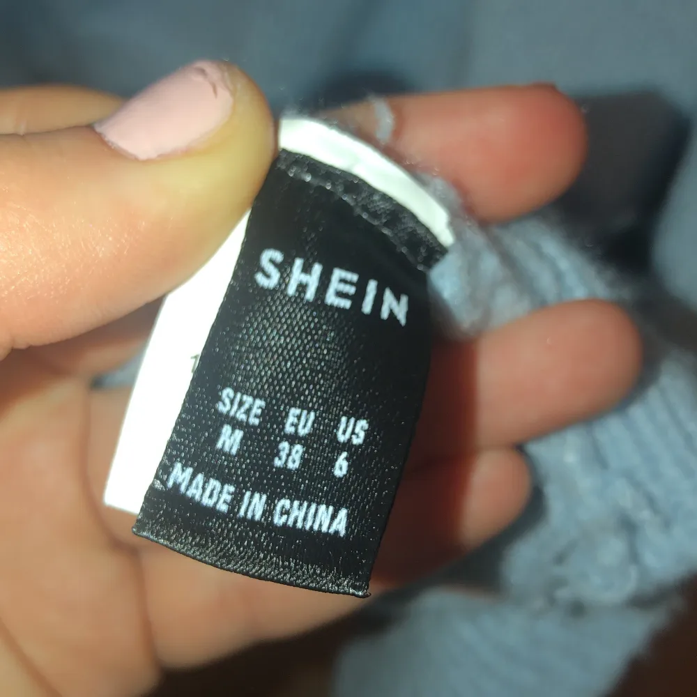Säljer denna superfina stickade pastellblåa koftan+linne då den inte används. Skön i materialet.. Stickat.