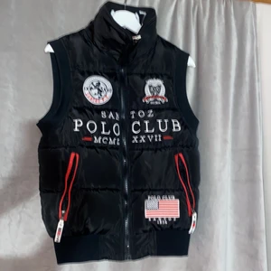 Polo club väst i storlek XS - En varm väst som är använd ett fåtal gånger. Skulle säga att den är i nyskick. Dragkedjan är ej sliten. Det finns tryck på framsidan, baksidan och inuti jackan. Den sitter bra på mig som är mellan XS & Small. (Hund finns i hemmet!)