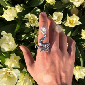 Större ormring med pärla!🐍 - En supercool och stor ormring i aluminium och pläterad ståltråd. Blir varken rosa eller grön på fingrarna dina! Valfri färg på pärla!🪲