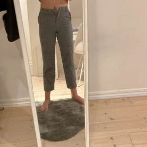 Gråa kostymbyxor  - Jätte fina gråa kostymbyxor från H&M i storlek 32 men tyvärr för små för mig som har storlek 34. Jag är 167 på längden och byxorna är lite för korta. När jag köpte dem så kosta dem 200 kr.