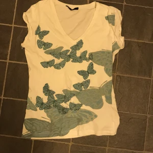 Cool tshirt - Cool tshirt med fjärilsmotiv. Skriv för fler bilder!