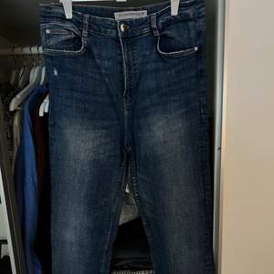 Blå jeans från zara. Mycket stretchiga och mjuka. Bild 2 visar ej rättvis färg. Använd fåtal gånger!