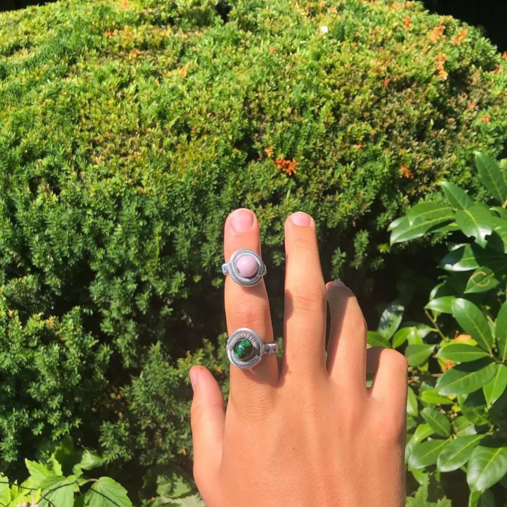 Simpel ring i aluminium och pläterad som varken blir rosa eller grön på fingrarna dina! Valfri färg på pärla!🌿. Accessoarer.