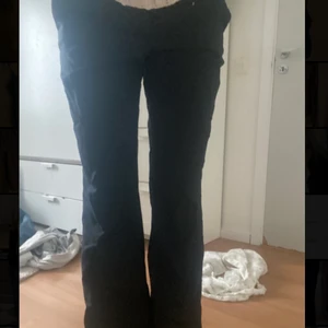 Lågmidjade kostymbyxor - Lågmidjade kostymbyxor i storlek m passar mig som är en S