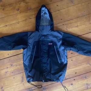 Säljer en Peak Performance jacka💜 - Säljer en skitsnygg Peak Performance jacka i storlek xxl i barnstorlek så ca 170❤️ skulle kunna passa en med storlek xs eller mindre