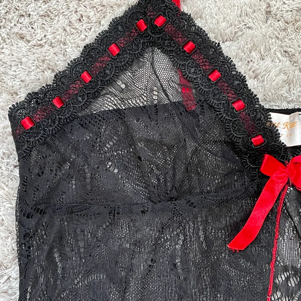 säljer denna super sexig svarta mesh toppen med röda detaljer köpt 2hand som tyvärr är för liten för mig. toppen är i nyskick och priset är inkl frakt<3. Toppar.