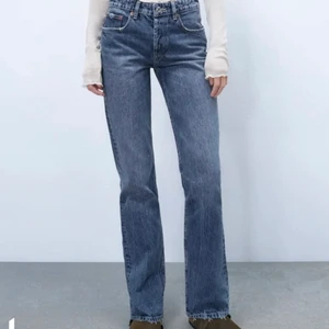 Mid rise jeans zara - Helt oanvända jeans från zara. Deras populära mid rise som är helt slutsålda. Storlek 38 men passar även 36! Skriv om ni är intresserade, köpta för 359kr. Många intresserade på buda i kommentarerna!