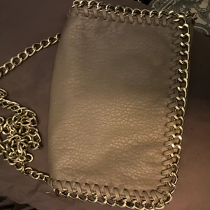 Tiamo väska - Tiamo väska i medium. Sparsamt använd och inga defekter. 350kr och frakt ingår. Vid stort intresse blir de budgivning. Fraktar bara 