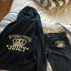 Mörk blått Juicy couture set - Använd fåtal gånger, dock så är byxorna mer använda än tröjan. skriv om ni har frågor!