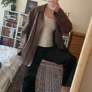 Vintage Skinnjacka - En brun vintage skinnjacka, slitna fickor men annars bra skick. 