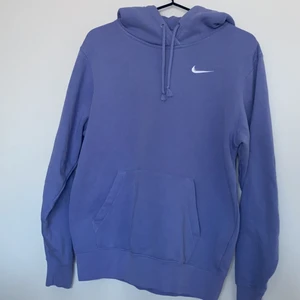 Nike hoodie  - Säljer denna hoodien från nike pga, Inte fått användning för den och den blivit för liten, köpare står för frakt💕